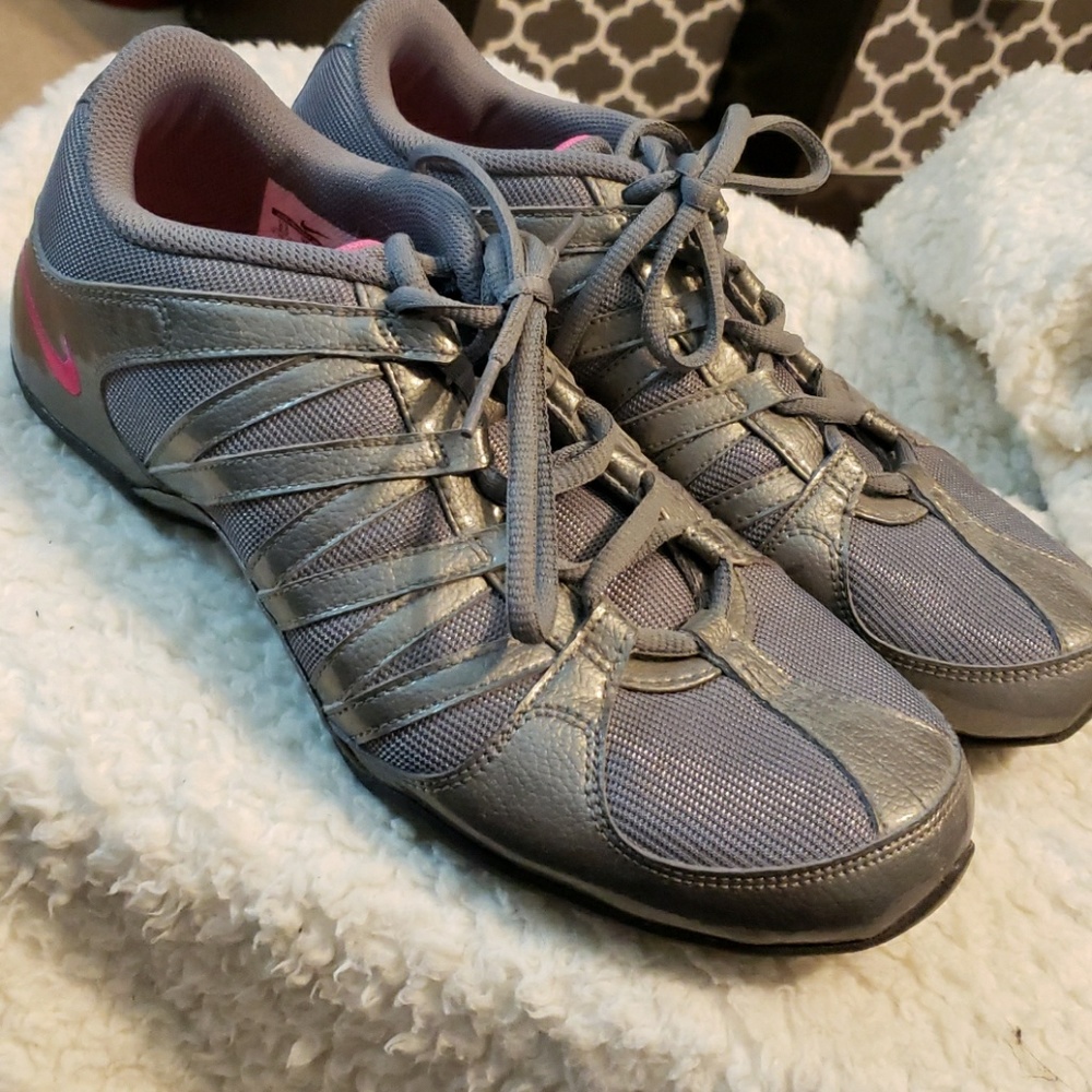 Nike musique dance shoe